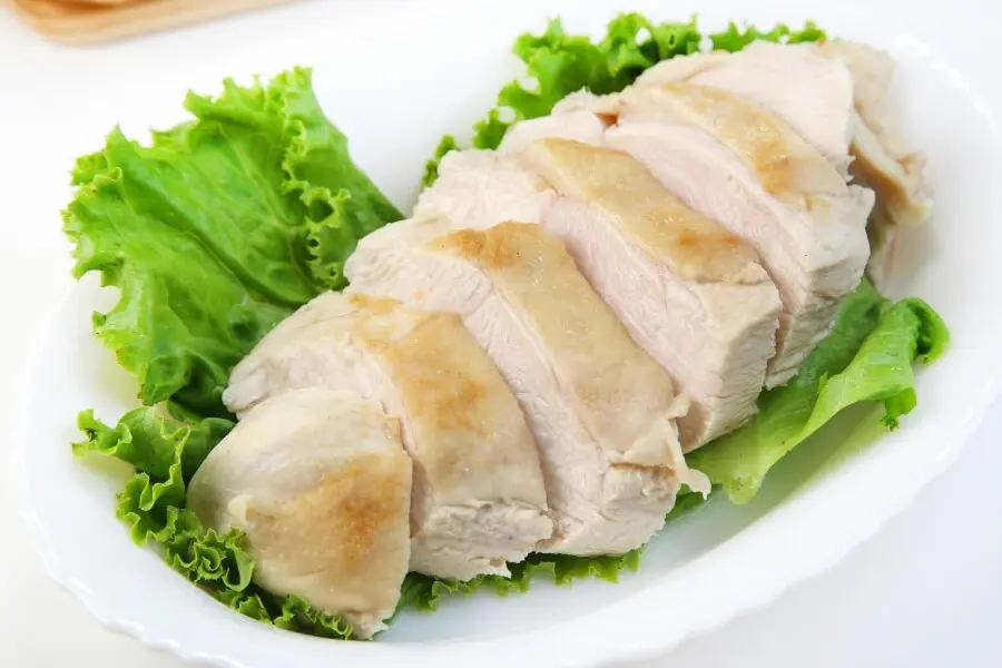 Ức gà giàu protein, ít calo lý tưởng cho việc giảm cân.