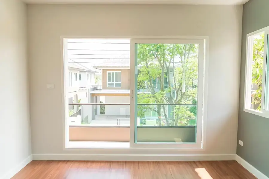 Hãy mở cửa sổ để không khí trong phòng thoát ra ngoài và mang theo mùi ẩm mốc