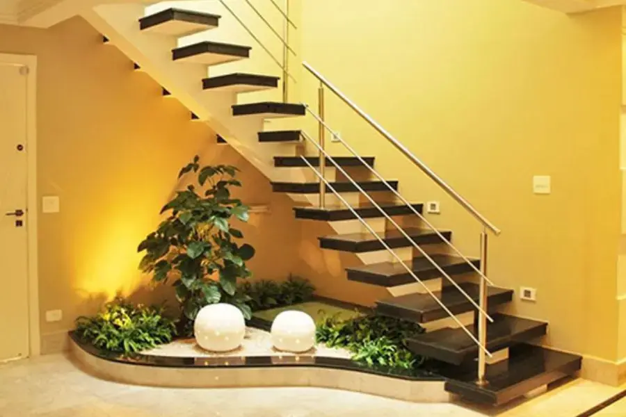 Mẫu trang trí cầu thang với các loại cây xanh