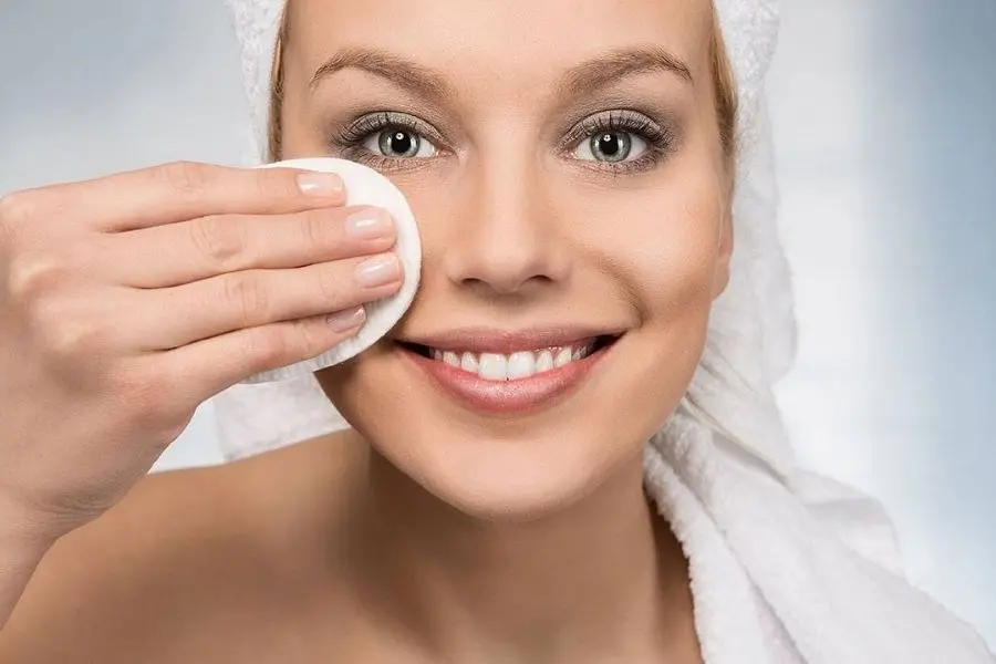 Tẩy trang là bước quan trọng đầu tiên trong thứ tự các bước skincare.