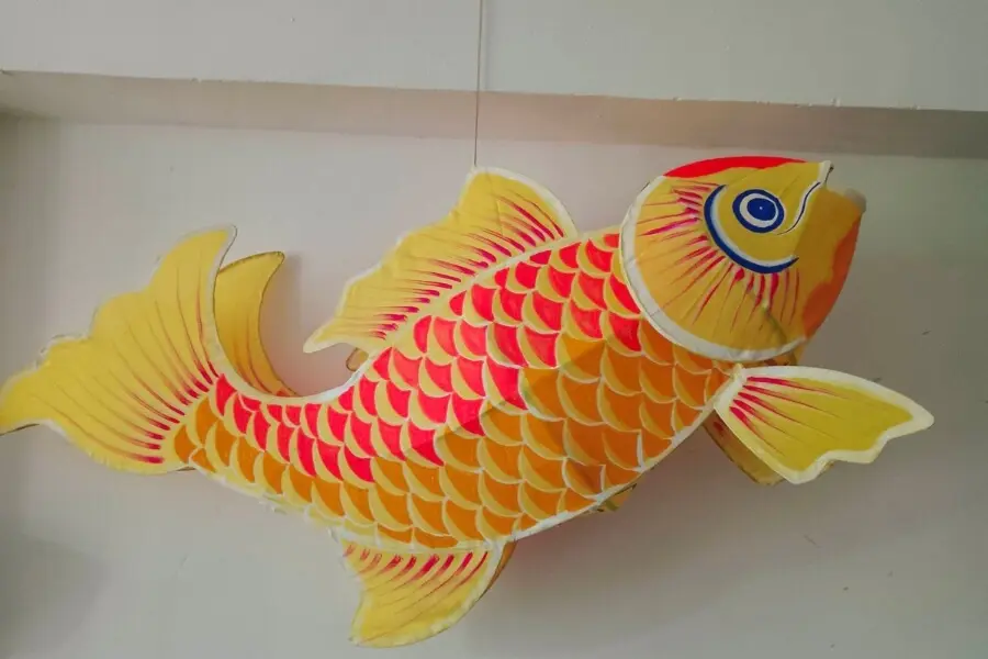 Đèn lồng cá vàng rực rỡ sắc màu.