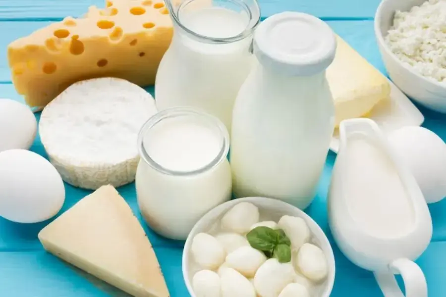 Sữa và các sản phẩm từ sữa chứa nhiều vitamin và canxi cần thiết cho bé
