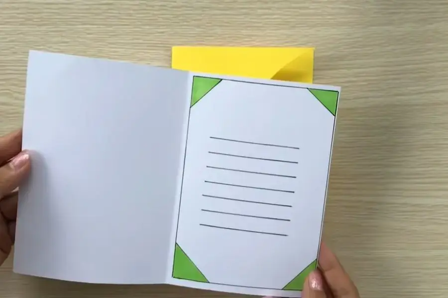 Kẻ dòng kẻ để những lời chúc viết thẳng hàng, đẹp hơn.