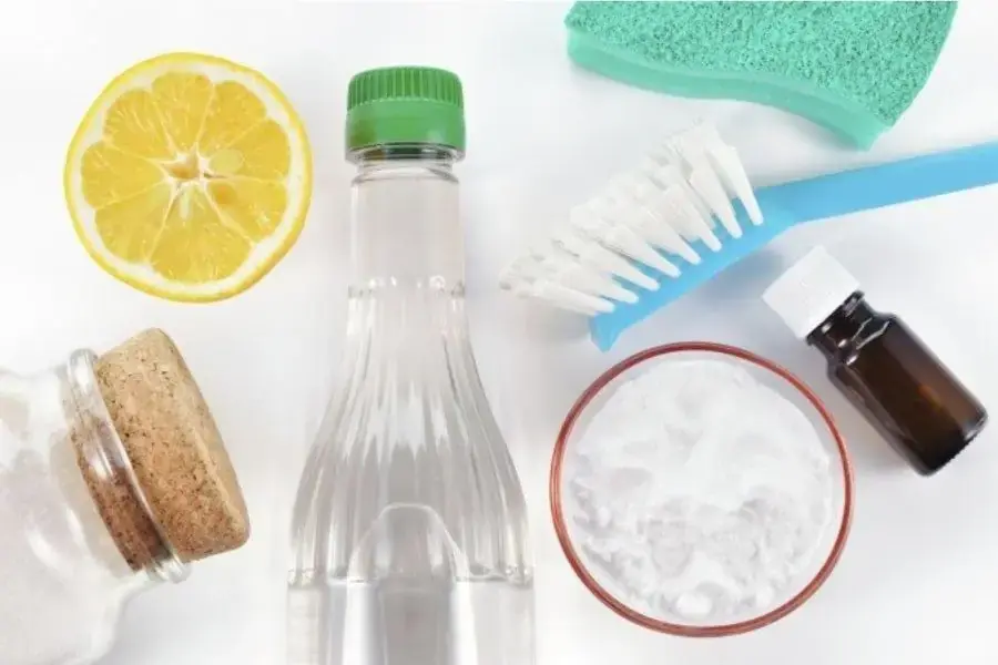Tẩy vết ố vàng trên giày bằng Baking Soda với giấm cực hiệu quả
