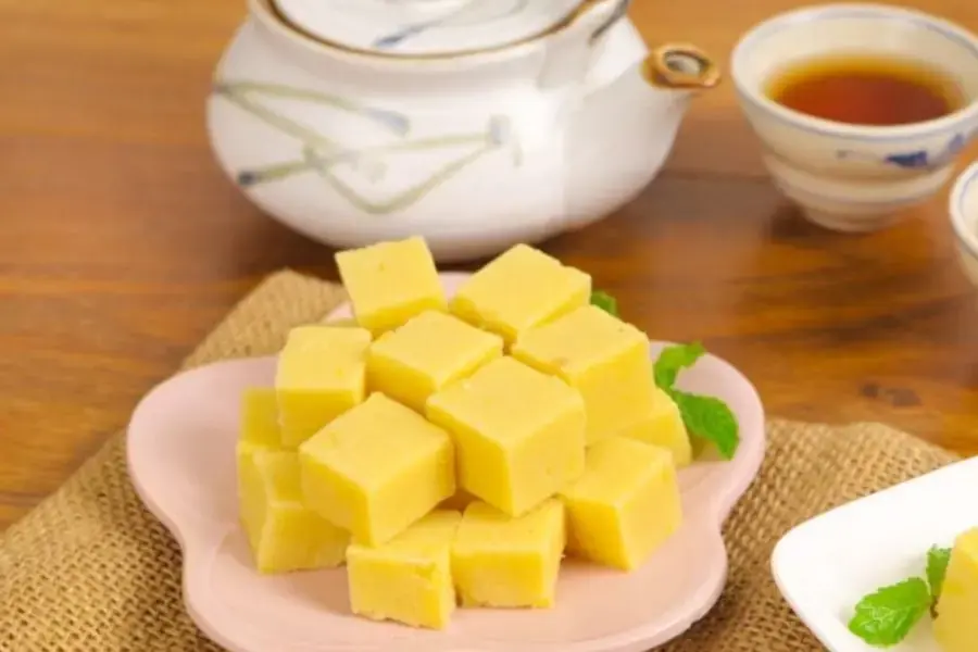 Bánh thường được cắt thành kích thước 1x1cm gói trong giấy bạc để bảo quản.