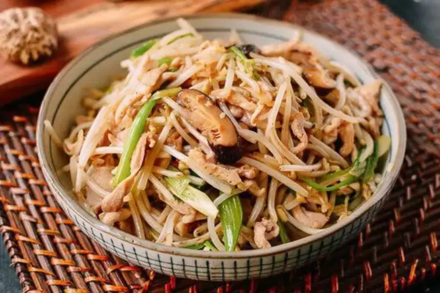 Chả lụa xào giá là 1 món ăn ngon cuốn hút vị giác từ người già đến trẻ nhỏ.