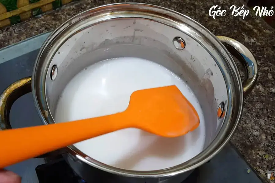 Nấu nước cốt dừa