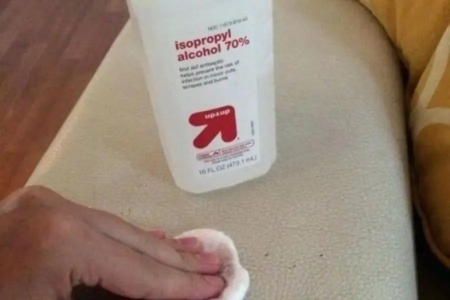 Cách làm sạch sofa giả da bằng Isopropyl Alcohol