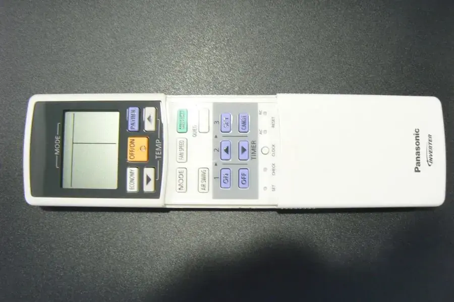Máy lạnh mở không lên có thể do remote hết pin hoặc bị hư (Nguồn: Panasonic)