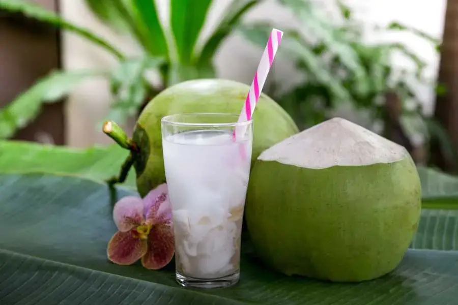 Các vitamin trong nước dừa giúp cải thiện màu da của trẻ sơ sinh.