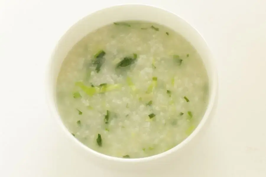 Thực đơn ăn dặm truyền thống cho trẻ 6-7 tháng tuổi với cháo rau chân vịt