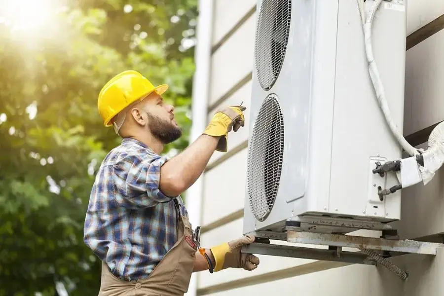 Thường xuyên vệ sinh và bảo dưỡng cục nóng để phòng tránh sự cố