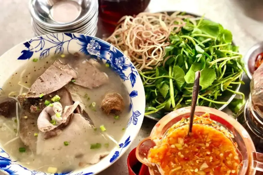 Tô cháo lòng nóng hổi phù hợp cho những ngày se lạnh 