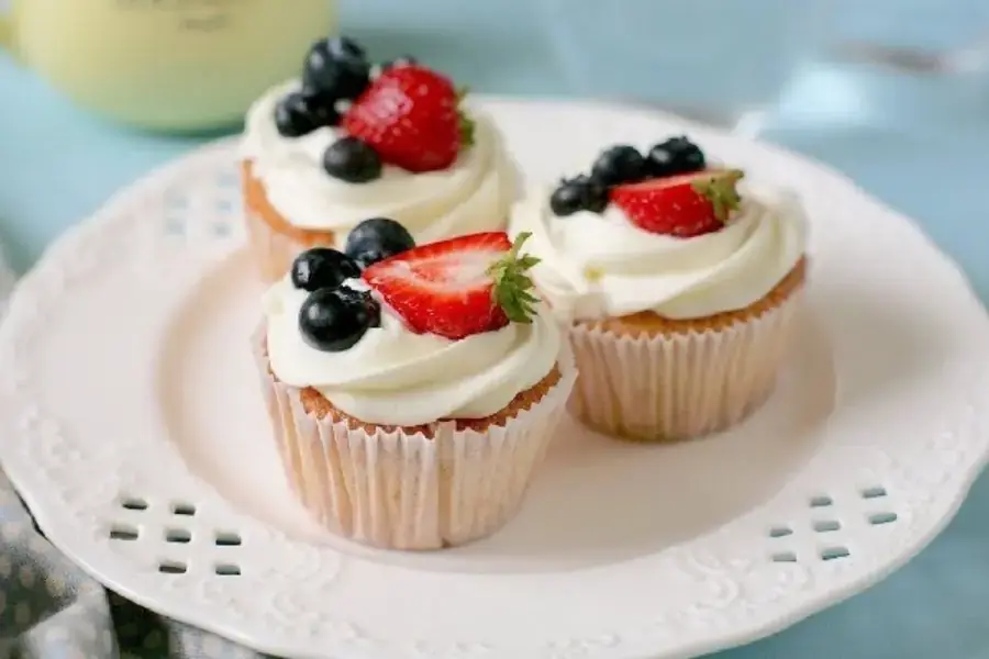 Bánh cupcake kem tươi trái cây.