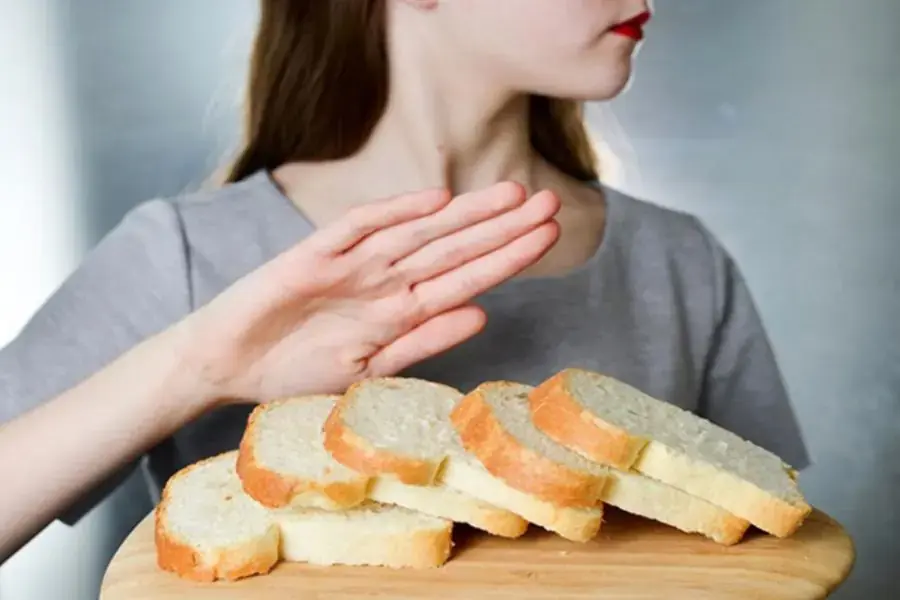 Hạn chế bánh mì chứa nhiều tinh bột, gây tích năng lượng.