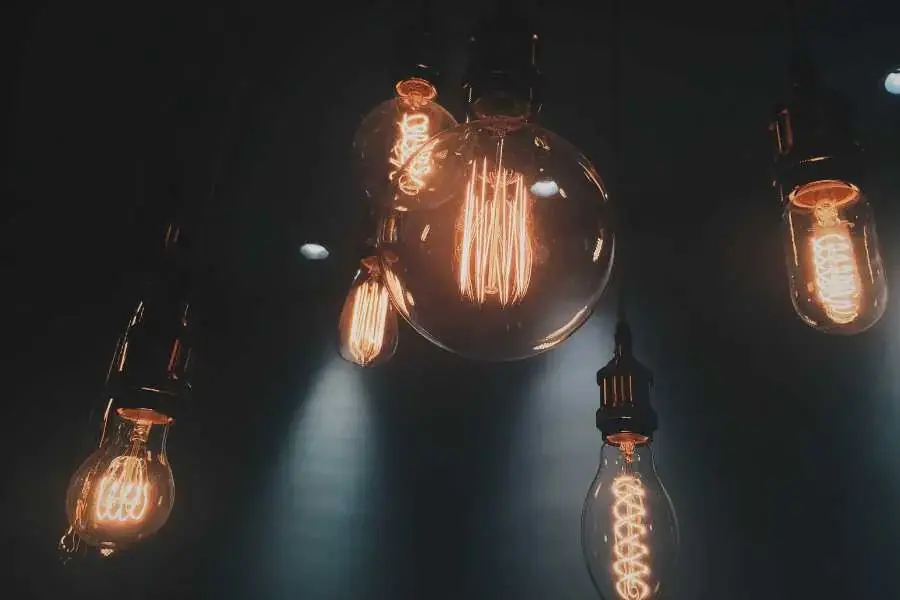 Khoảng cách giữa các bóng đèn tuỳ thuộc vào kích thước loại đèn