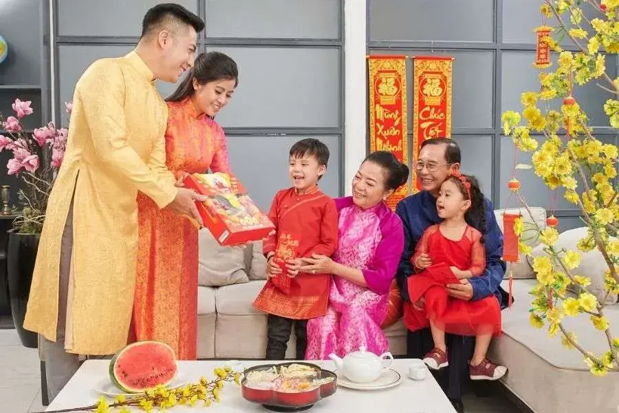 Biếu quà ngày tết là một văn hóa truyền thống của Việt Nam.