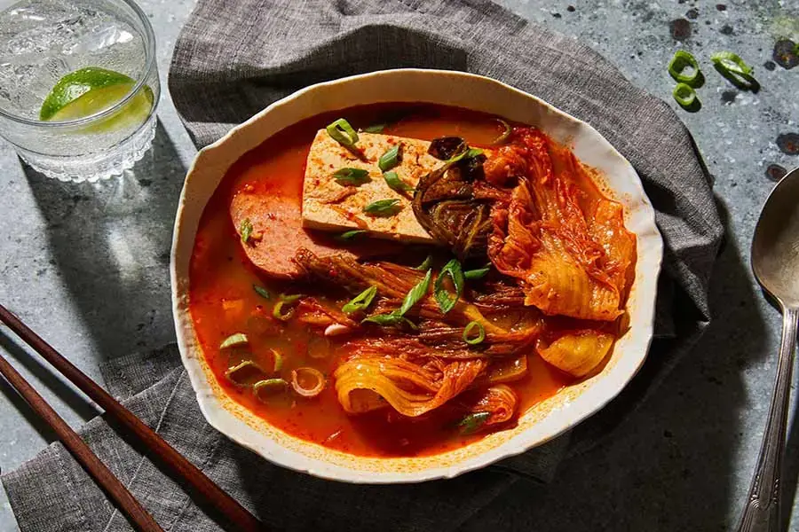 Món canh ba chỉ bò nấu cùng kim chi chua chua cay cay được rất nhiều người yêu thích