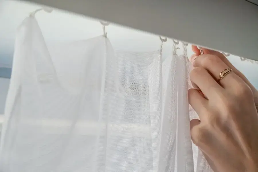 Tiến hành thao tác tháo gỡ rèm và đánh dấu từng khu vực rèm