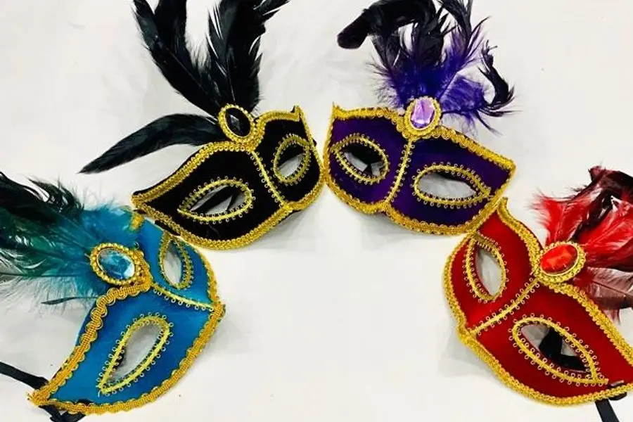 Mặt nạ hóa trang từ nhựa và lông vũ.