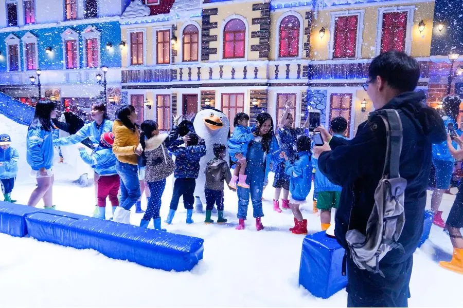 Trong các địa điểm chụp hình Giáng Sinh ở tphcm, Snow Town là một nơi độc đáo.