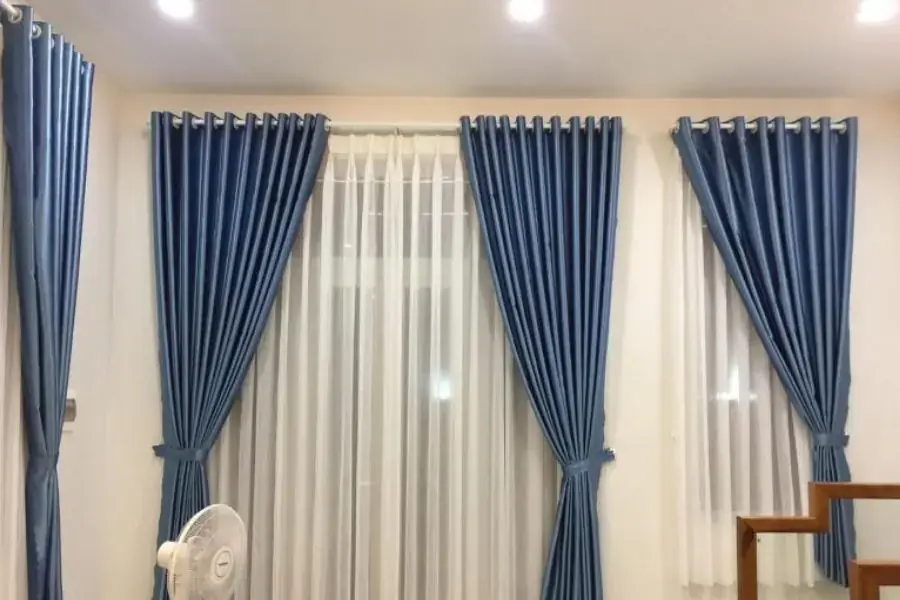 Chọn rèm cửa có màu sắc và kiểu dáng hài hòa với tổng thể của không gian.