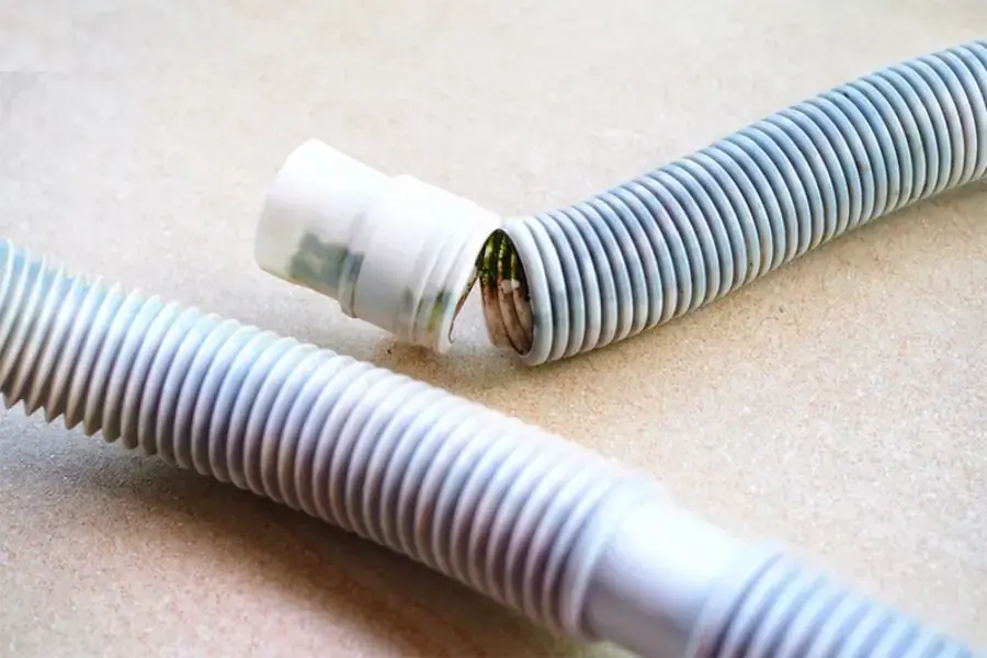 Ống thoát nước bị gãy gập, hư hỏng.