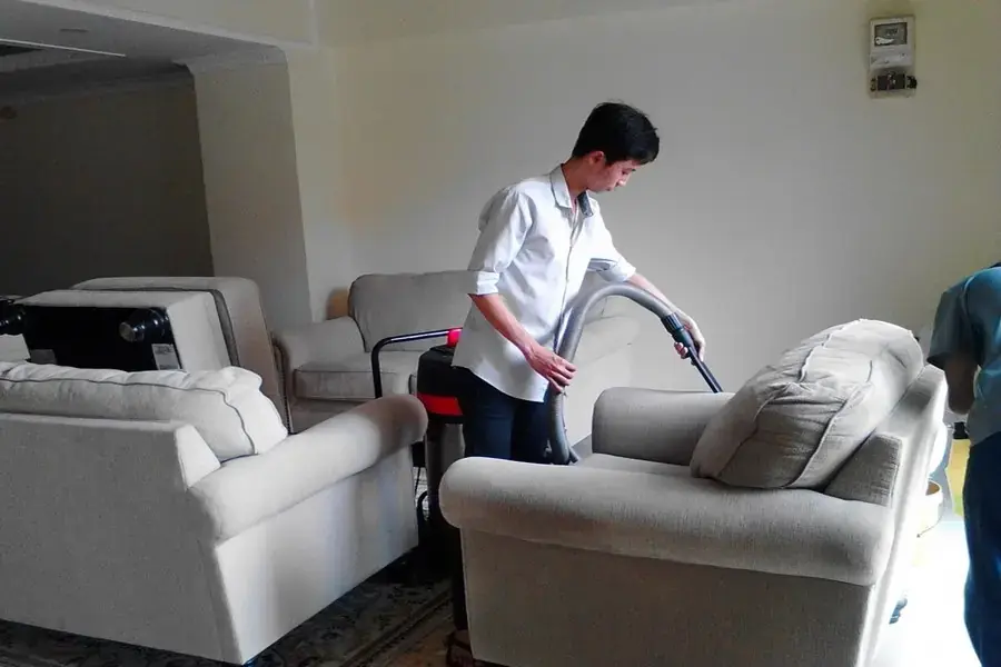 Hút bụi cho ghế sofa da lộn một lần nữa 