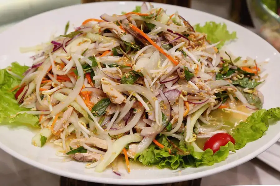 Gà xé phay là món ăn không nên bỏ lỡ trong thực đơn ăn tăng cơ giảm mỡ cho nữ