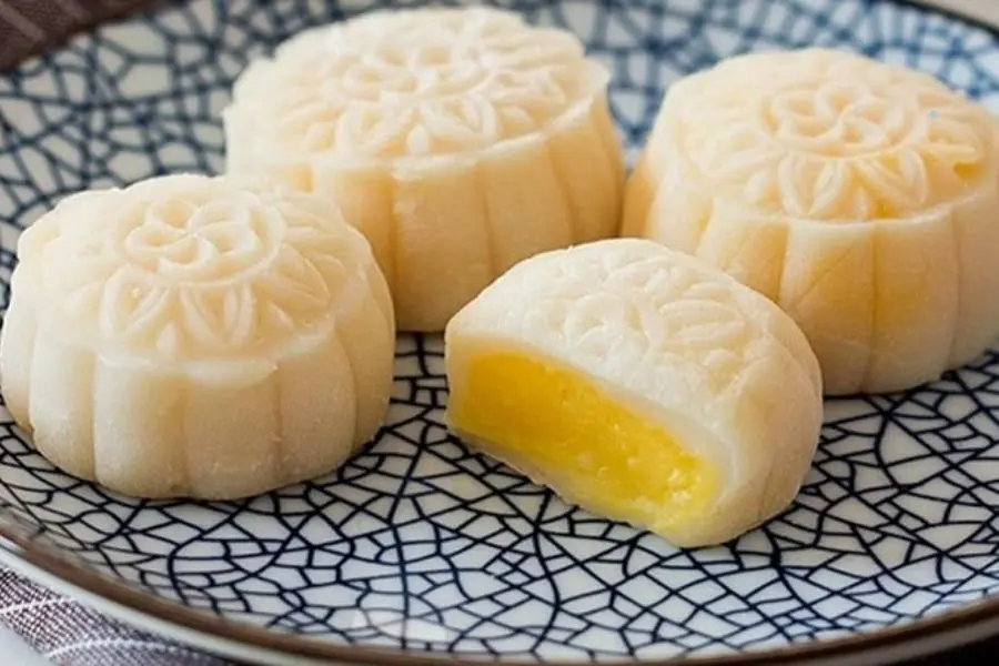 Bánh trung thu nhân đậu xanh truyền thống.