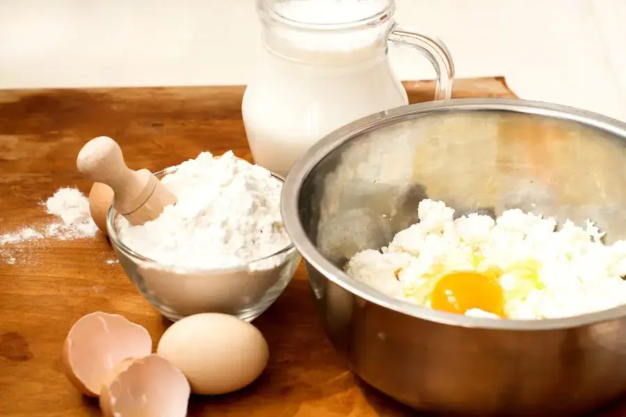 Cho bột ngô, lòng đỏ trứng, sữa tươi vào khuấy đều.