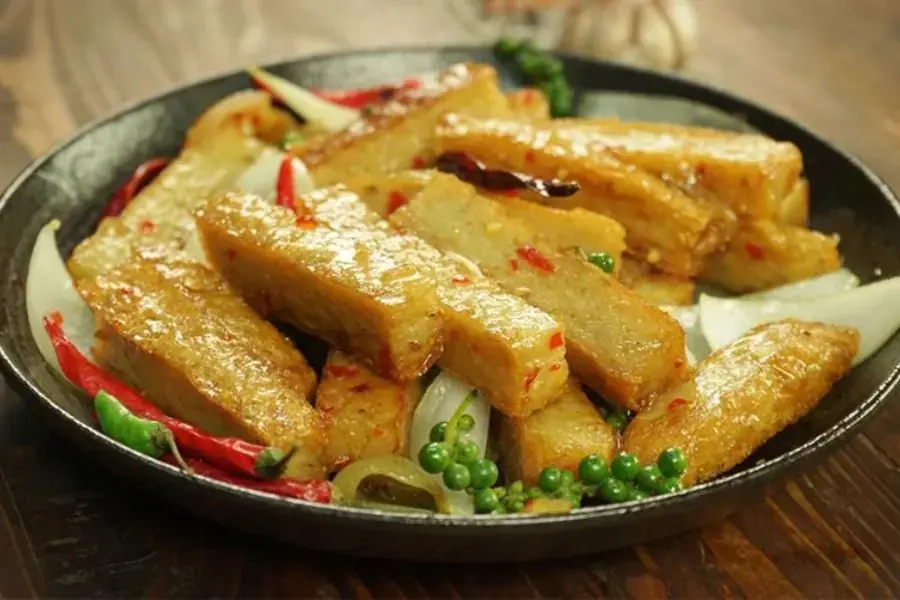 Chả cá basa chiên vàng giòn với màu sắc óng vàng bắt mắt