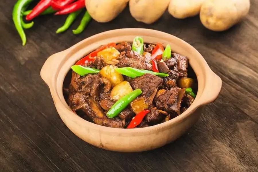Thịt bò xào rau củ là sự kết hợp giữa vị dai của thịt bò và vị giòn của rau củ