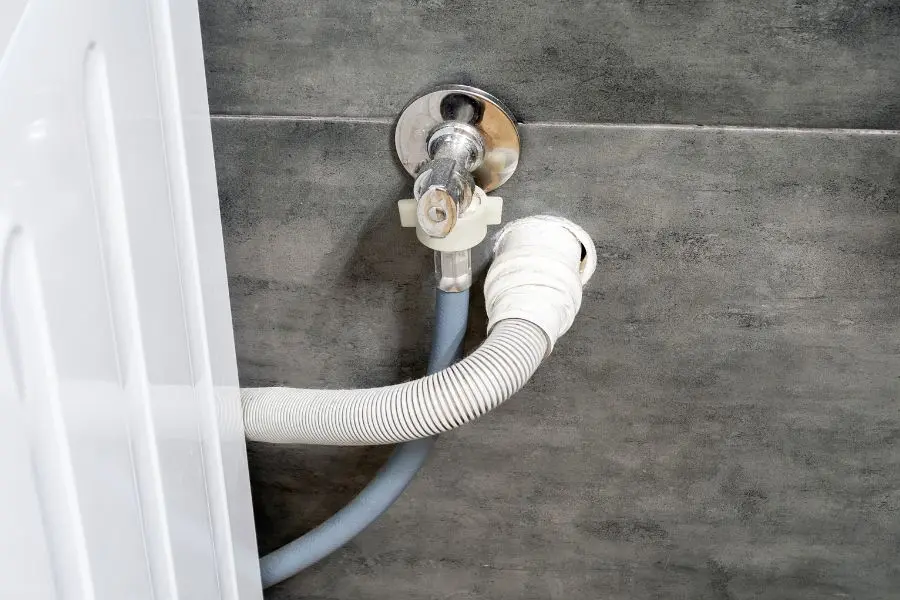 Rác thải, cặn bột giặt bám vào đường ống và van xả nước là nguyên nhân gây lỗi E2 máy giặt Sanyo.