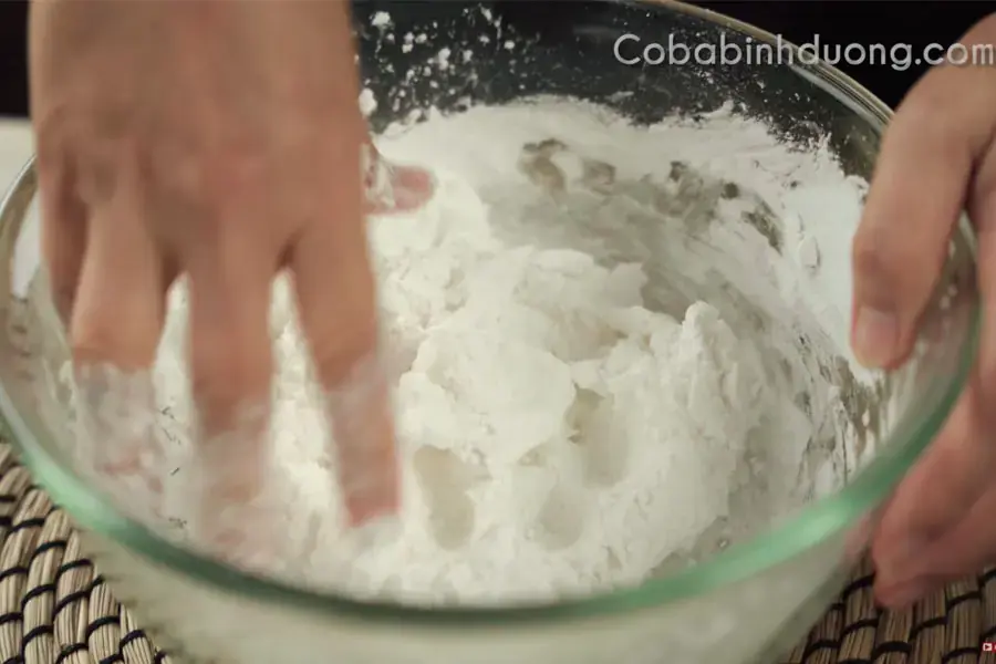 Nhào bột cho thật mịn
