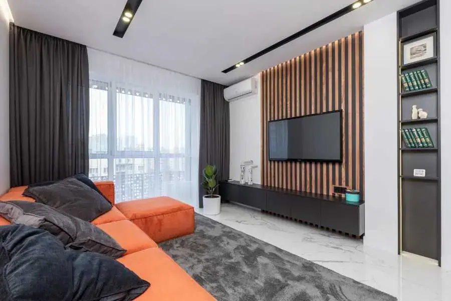 Chọn vị trí chính giữa phòng khách để trang trí tường