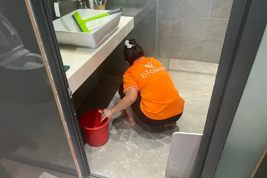 Tasker vệ sinh nhà tắm tỉ mỉ mọi ngóc ngách.