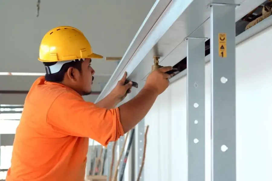 Dùng bút đánh dấu 3 điểm bắn ốc vít