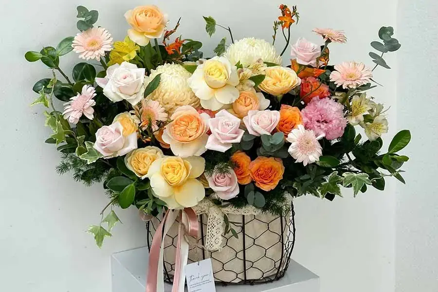 Hoa hồng và hoa cúc là sự kết hợp hoàn hảo.