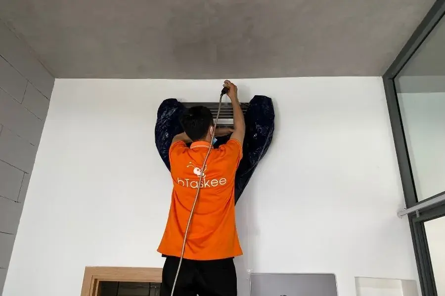 Bọc bạt che chuyên dụng và dùng vòi xịt nước áp lực cao để xịt rửa dàn lạnh.