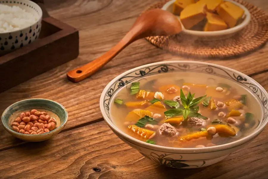 Món canh bí đỏ đậu phộng giàu đạm và chất xơ