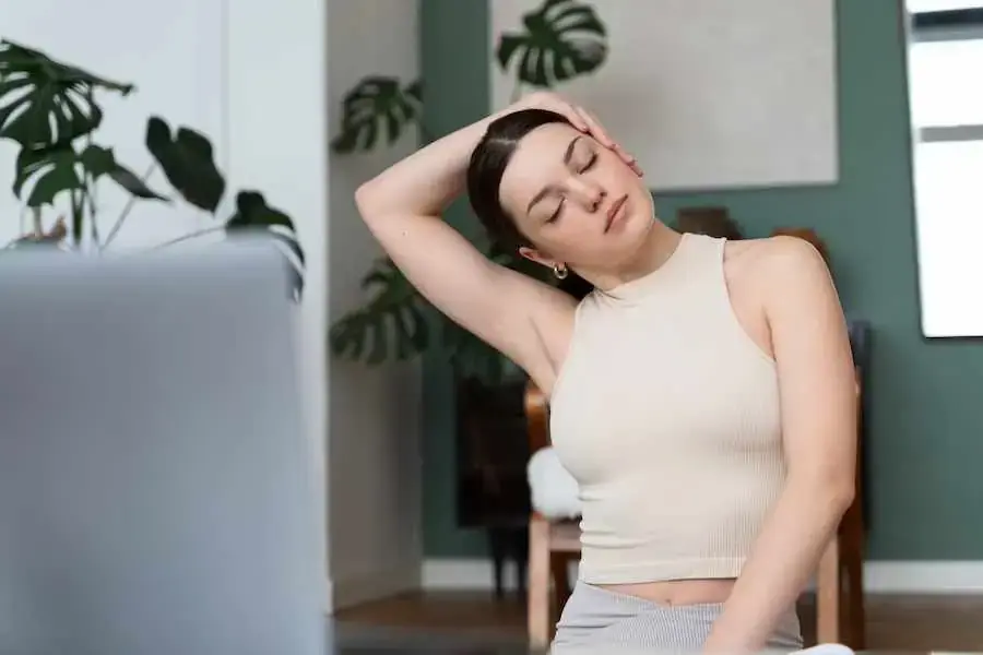 Nên bỏ ra vài phút để thực hiện động tác kéo giãn vùng cổ trái phải