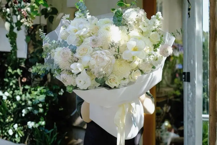 Mẫu bó hoa tông trắng tượng trưng cho sự thuần khiết, thanh lịch và tình cảm trong sáng