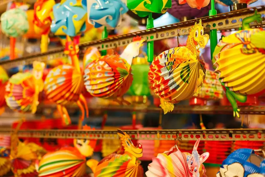 Đèn giấy nhún xuất hiện từ xưa, nhưng đến hiện nay vẫn được sử dụng phổ biến.
