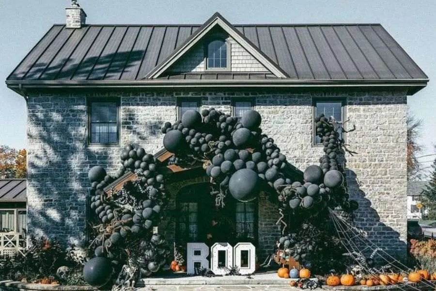 Decor mặt tiền quán cà phê với bong bóng đen.