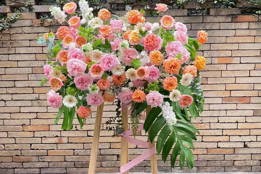Nếu bạn muốn gửi hoa 20 11 về tặng trường cũ thì có thể chọn loại kệ hoa như thế này.