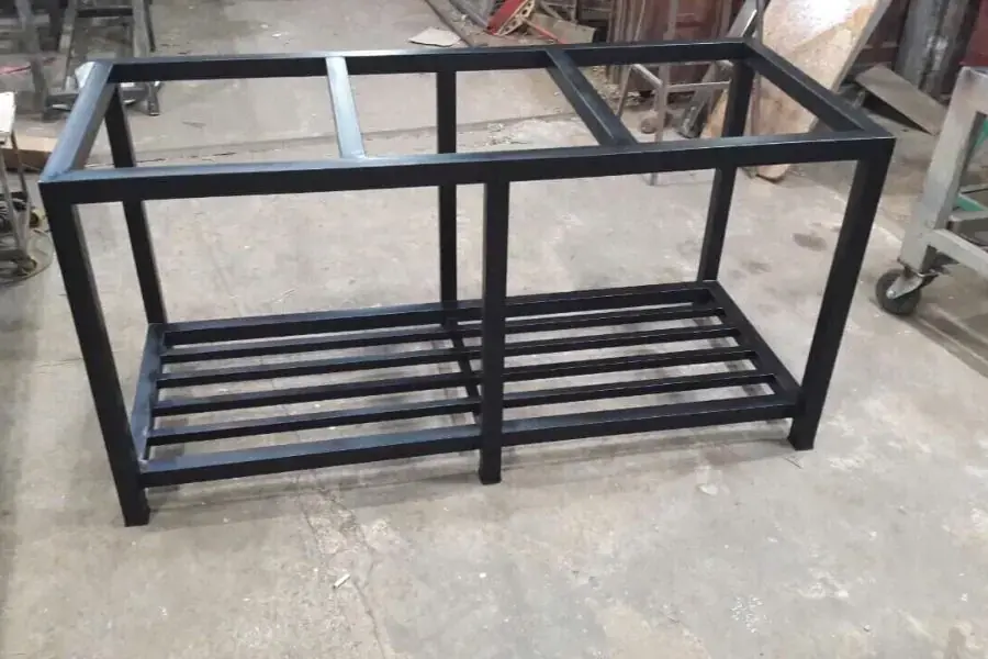 Hồ thủy sinh với chân sắt được hàn chắc chắn.