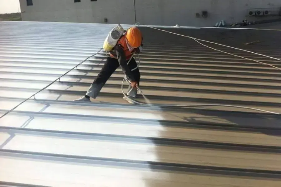 Phun sơn cách nhiệt lên mái tole
