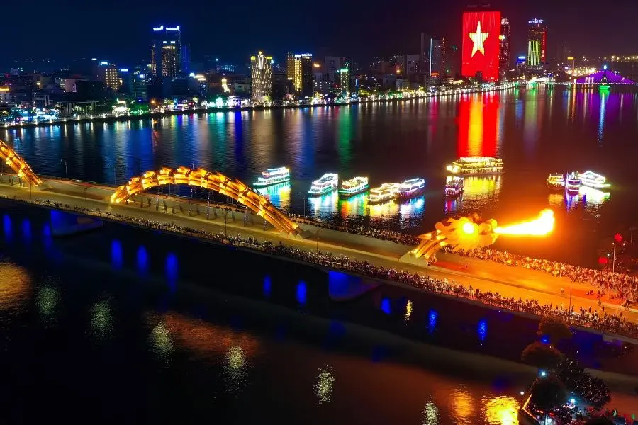 Cầu Rồng là địa điểm hấp dẫn để tham quan và ngắm cảnh về đêm tại Đà Nẵng