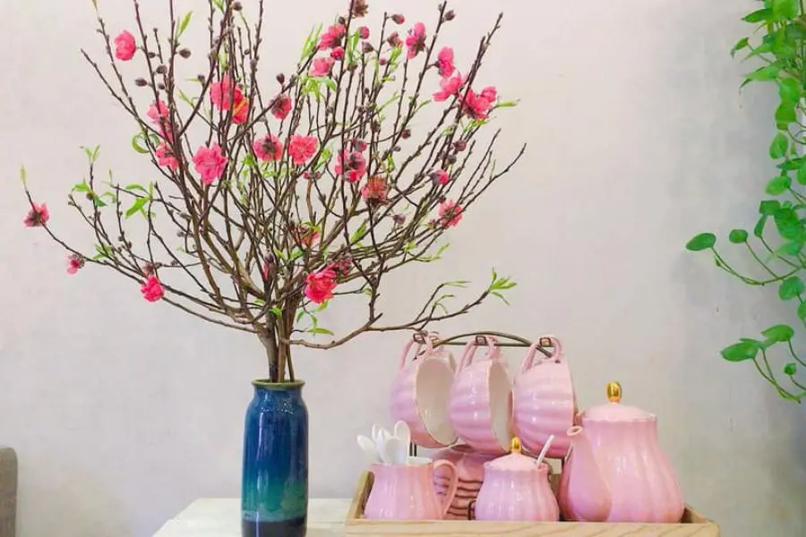 Chọn sắc đào để cắm hoa chưng bàn thờ ngày Tết không chỉ đẹp mà còn mang lại năng lượng tích cực tốt cho gia đình.